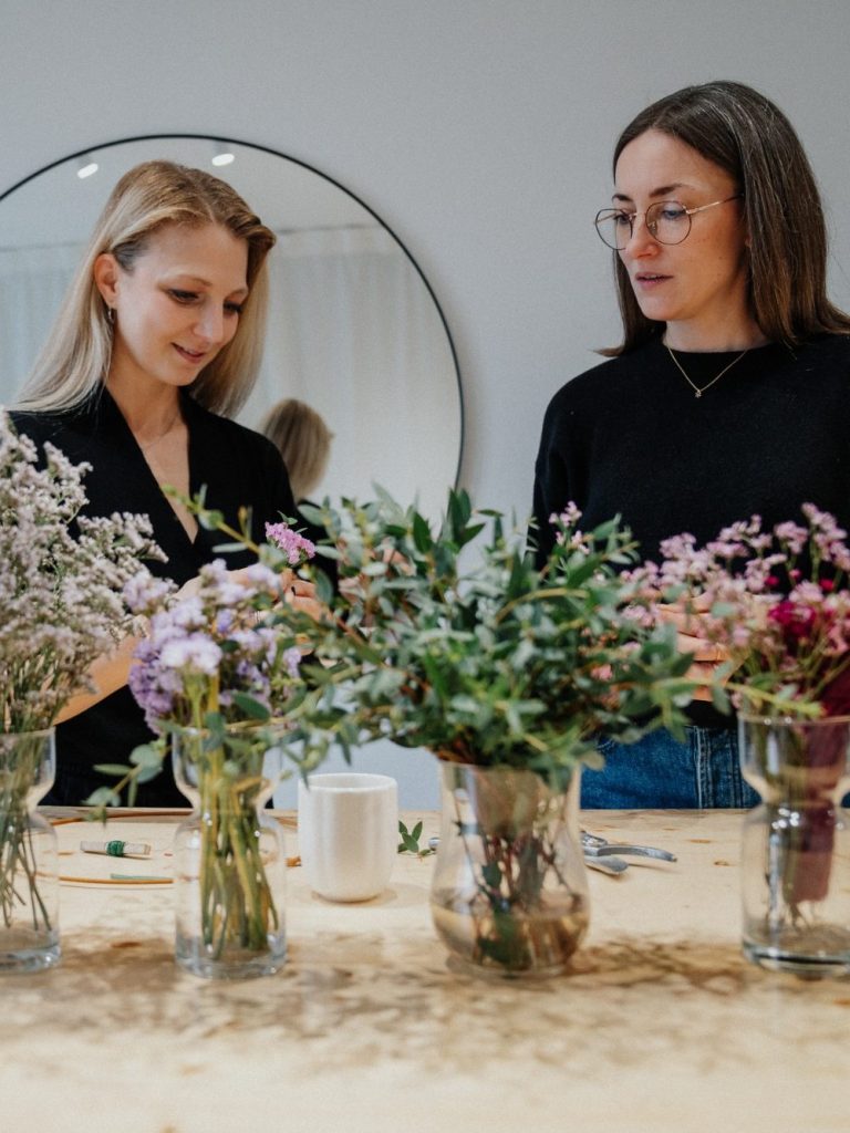 Ein festlicher Kranz mit roten Bändern, Tannenzweigen und Dekorationselementen.